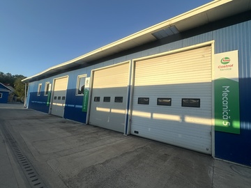 Cladire lateral stanga